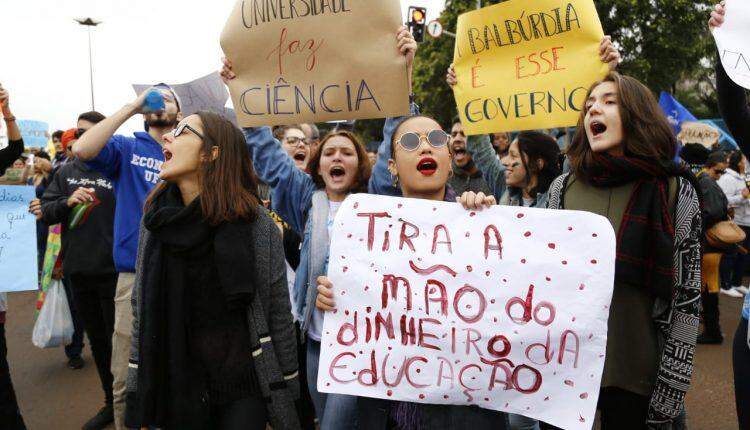 VÍDEO: Contra cortes de Bolsonaro, professores e alunos protestam em frente à UFMS