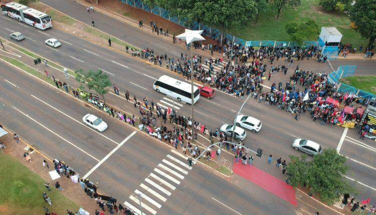 VÍDEO: Contra cortes de Bolsonaro, professores e alunos protestam em frente à UFMS