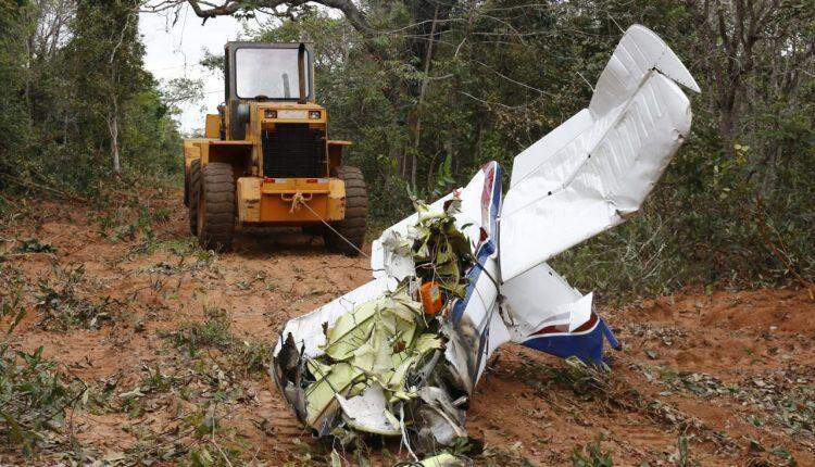 VÍDEO: Com maquinário, Bombeiros terminam remoção de destroços de avião