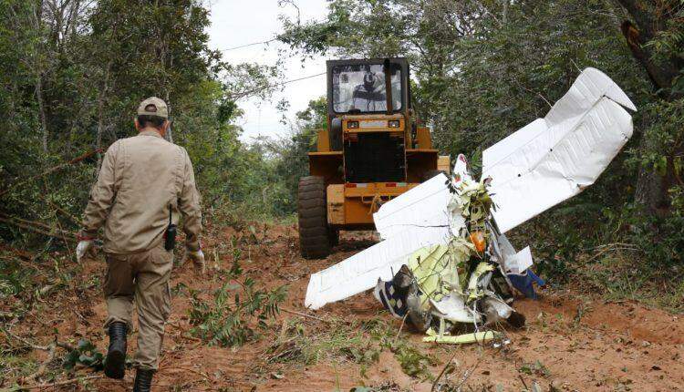 VÍDEO: Com maquinário, Bombeiros terminam remoção de destroços de avião