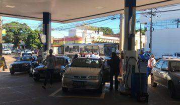 Motoristas esperam até 16h no frio para garantir gasolina sem imposto em Campo Grande