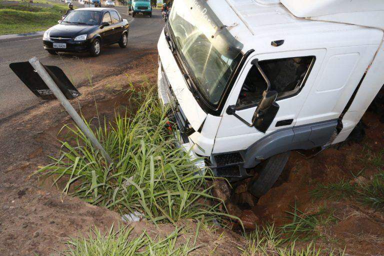 Sujeira de obra na pista da BR-262 causa acidente com carreta