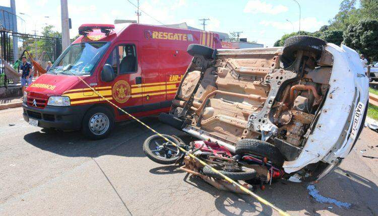 Motorista atropela dois em moto, derruba poste e tomba na Avenida Norte Sul