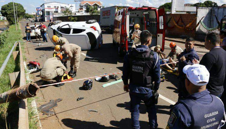 Motorista atropela dois em moto, derruba poste e tomba na Avenida Norte Sul