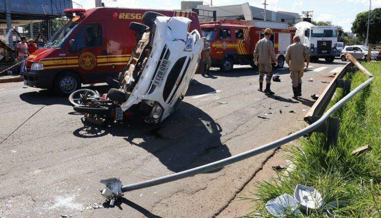 Motorista atropela dois em moto, derruba poste e tomba na Avenida Norte Sul