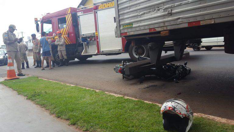 Motociclista é socorrido com traumatismo craniano após bater em caminhão na Tamandaré