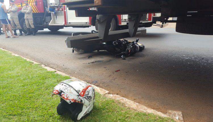 Motociclista que bateu na traseira de caminhão parado morre na Santa Casa