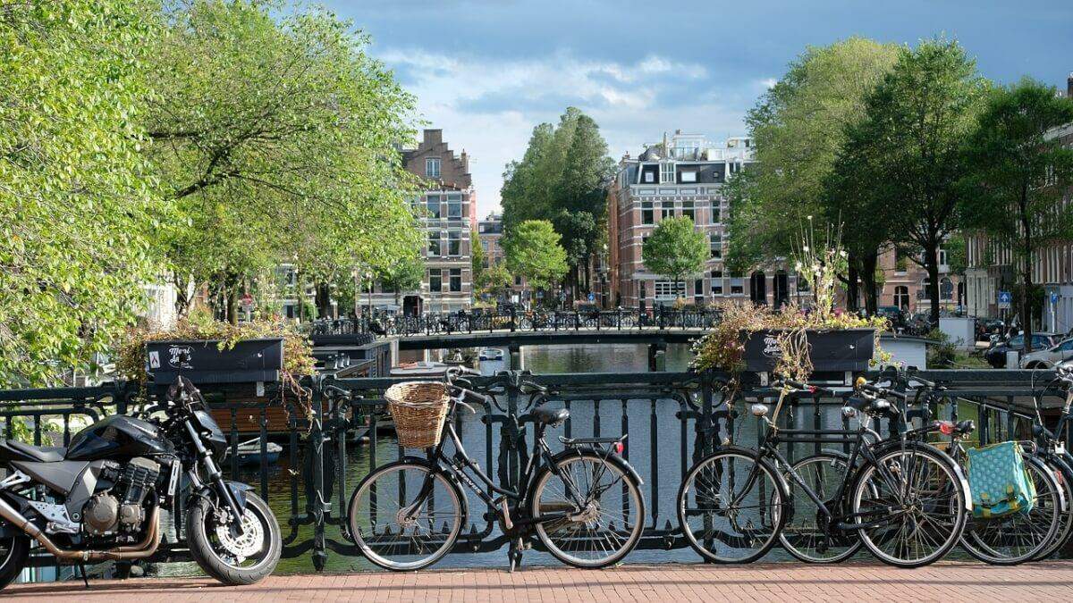 Amsterdã proibirá carros a gasolina e diesel a partir de 2030