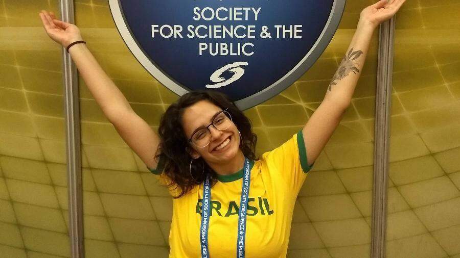Brasileira ganha 1º lugar em feira de ciências internacional e terá asteroide com seu nome