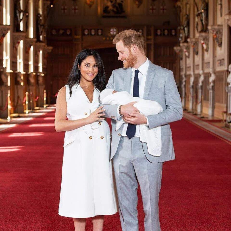 Bebê Sussex - Príncipe Harry e Meghan Markle apresentam seu filho pela primeira vez.
