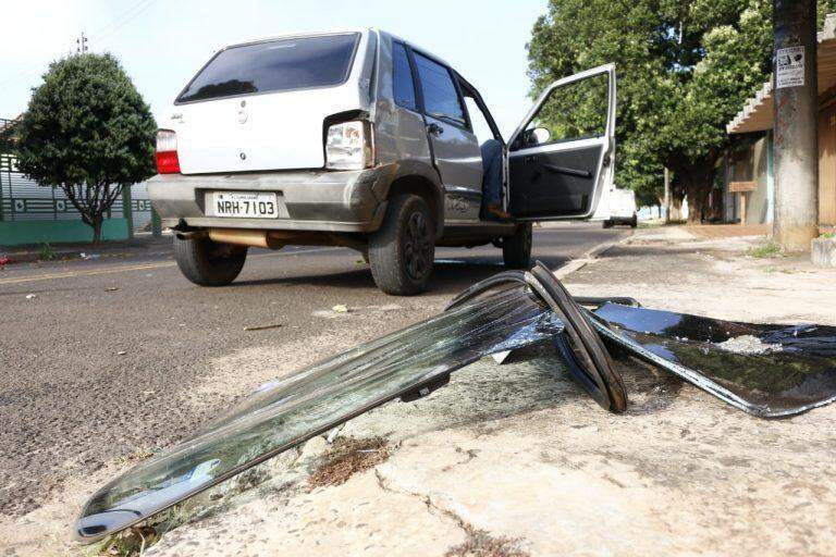 Carro de motorista de aplicativo capota com passageiras depois de bater em camionete