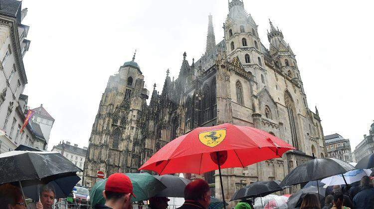 Sob chuva, centenas de fãs fazem fila para dar adeus a Niki Lauda em seu funeral