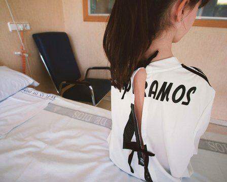 Hospital na Espanha faz sucesso com bata hospitalar infantil que imita camisa de futebol
