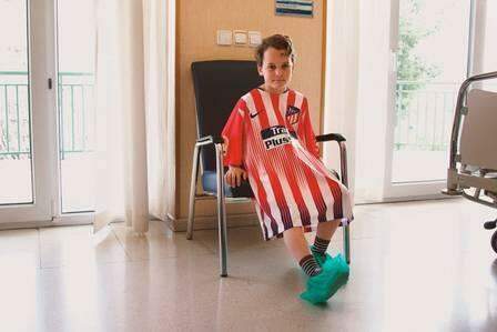 Hospital na Espanha faz sucesso com bata hospitalar infantil que imita camisa de futebol