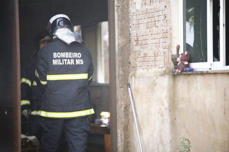 Casa fica destruída após ser incendiada no Nova Lima depois de moradora ter surto e tentar se matar