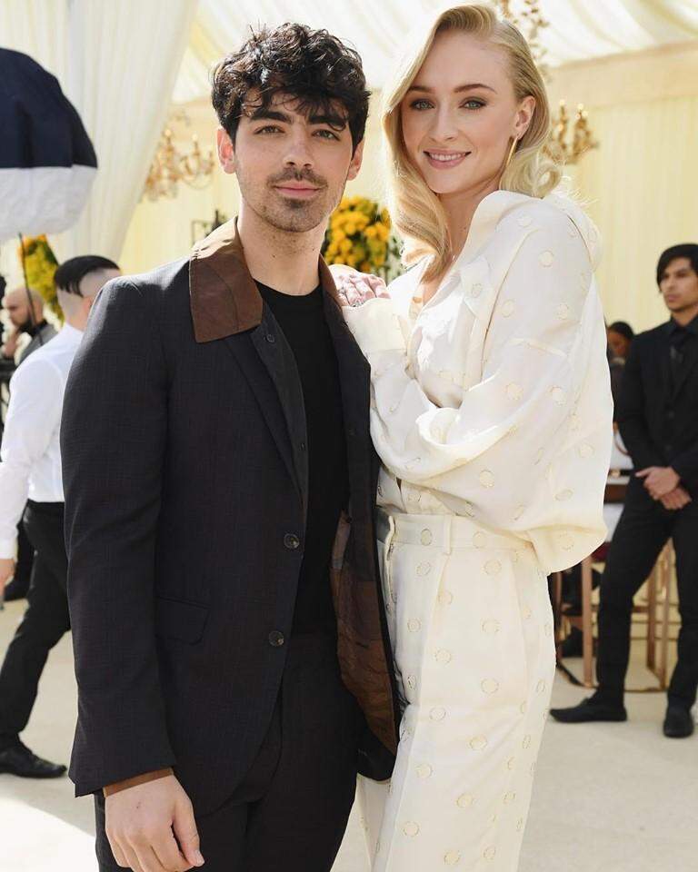 Duas horas depois dos BBMA, rolou o casamento surpresa de Sophie Turner e Joe Jonas em Las Vegas .