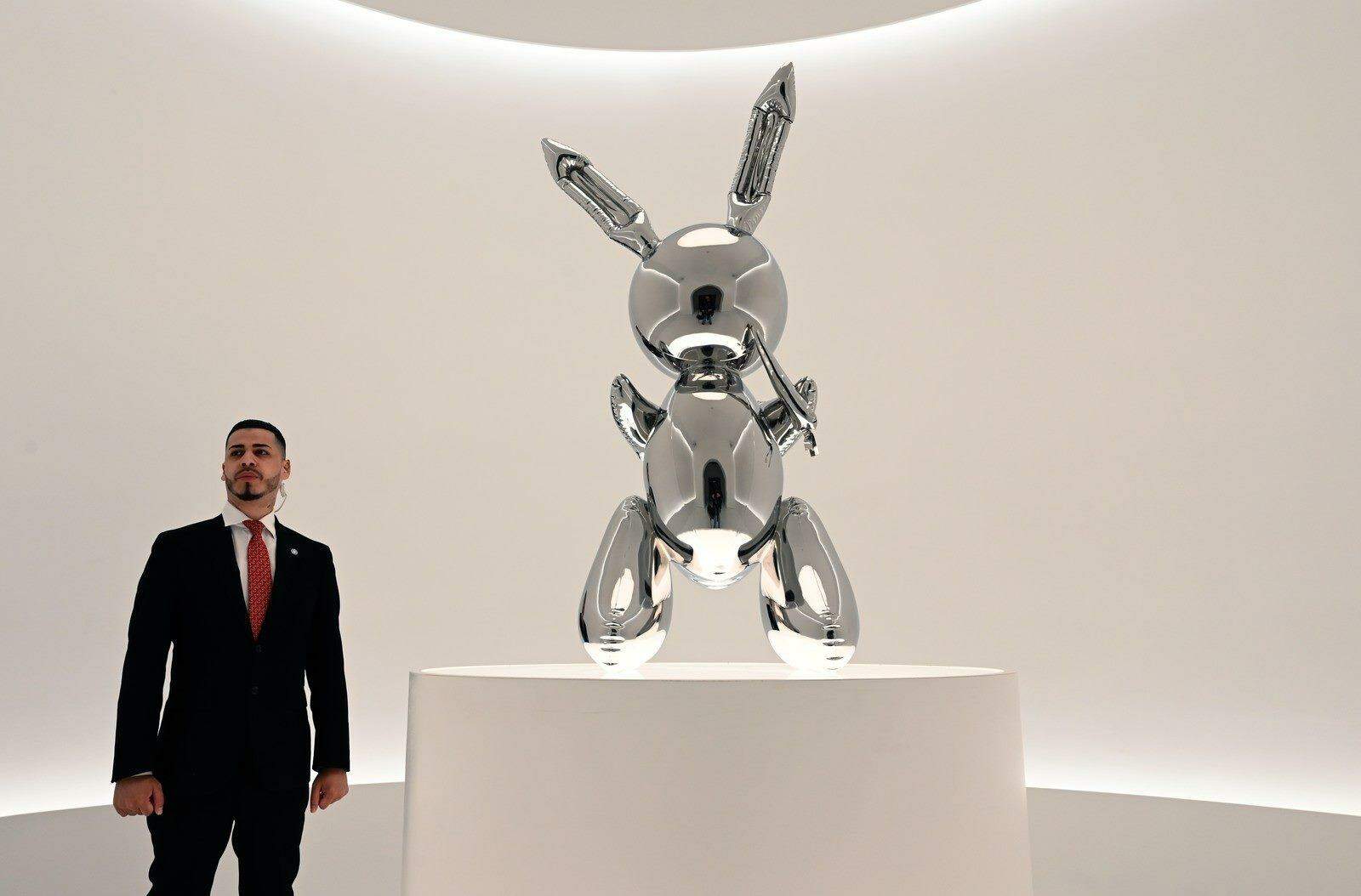 Escultura de Jeff Koons quebra recorde e é vendida por R$ 300 milhões.