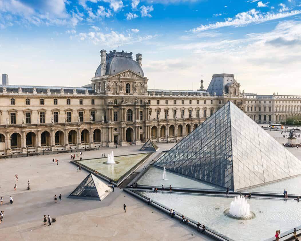 Obras de arte resgatadas em Notre Dame são transferidas para o Louvre.