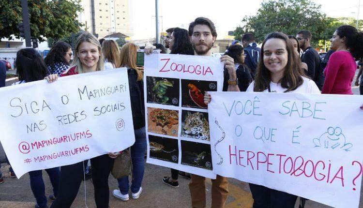 VÍDEO: Para protestar, estudantes fazem ‘feira das profissões’ na Praça Ary Coelho