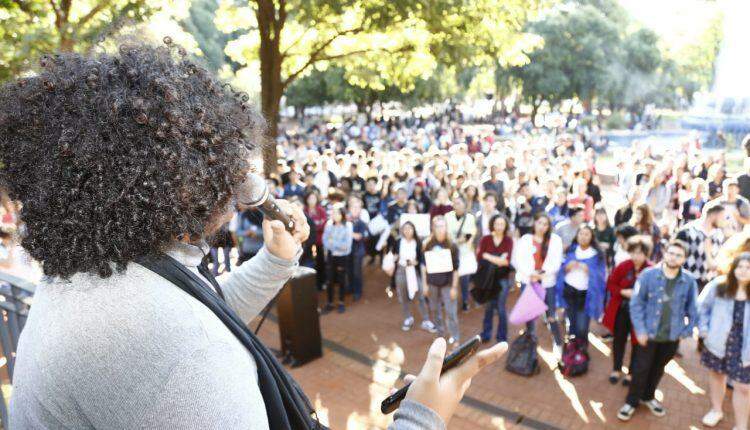 VÍDEO: Para protestar, estudantes fazem ‘feira das profissões’ na Praça Ary Coelho