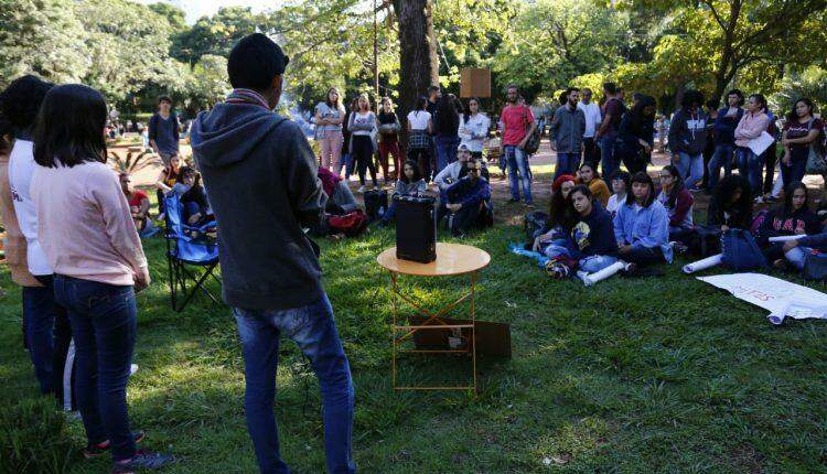 VÍDEO: Para protestar, estudantes fazem ‘feira das profissões’ na Praça Ary Coelho