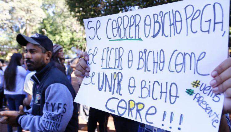 VÍDEO: Para protestar, estudantes fazem ‘feira das profissões’ na Praça Ary Coelho