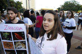 VÍDEO: Para protestar, estudantes fazem ‘feira das profissões’ na Praça Ary Coelho