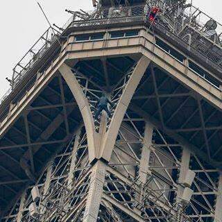 O homem agarrado por horas no topo da Torre Eiffel foi "dominado".