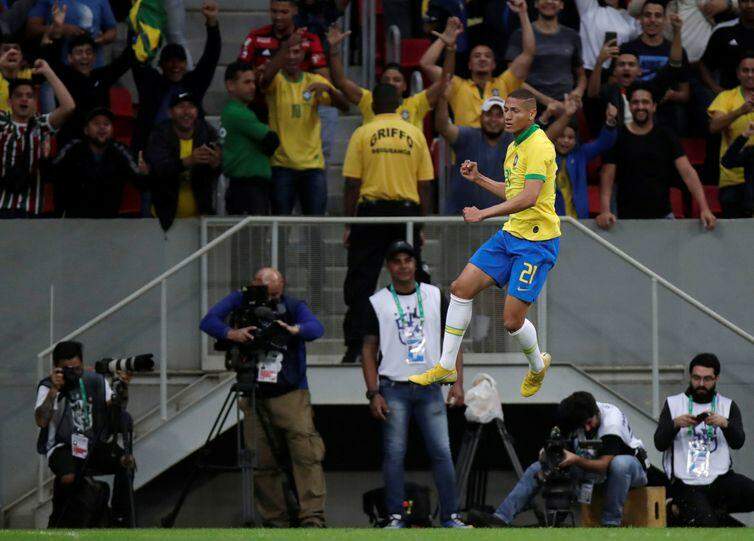Entorse no tornozelo tira Neymar da Copa América