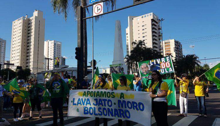 Apoiadores do Governo inovam e ato tem de tomataço a Moro Superman