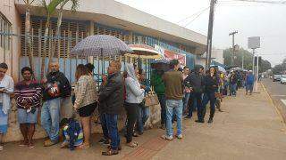 Vacinação contra gripe para todos começa com filas gigantescas em Campo Grande
