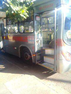 Com suspeita de ‘fio queimado’, ônibus da linha 076 estraga na rua e irrita usuários