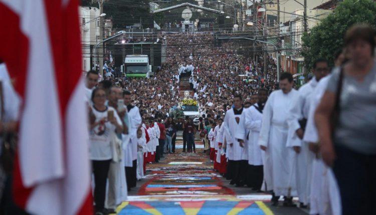 Católicos lotam ruas do Centro em missa e procissão de Corpus Christi