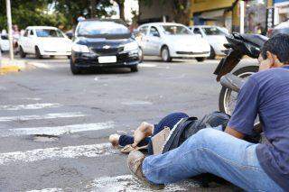 Acidente em cruzamento da Rui Barbosa no Centro deixa motociclista ferida