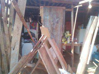 Carro atinge barraco em favela e moradora pede ajuda para reconstruir o pouco que tinha