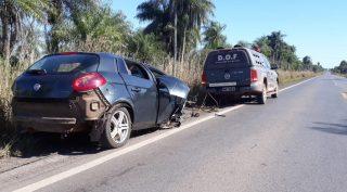 Motorista tenta escapar do DOF e destrói carro roubado na rodovia
