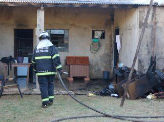 Mulher coloca fogo na própria casa e é socorrida com queimaduras no rosto