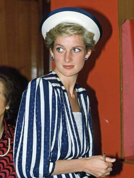 Um leilão em Londres vendeu três vestidos da princesa Diana por cerca de 300 mil dólares.