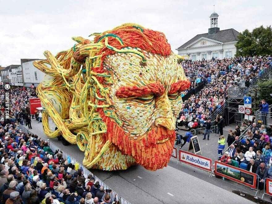 A Holanda celebra Vincent Van Gogh em um desfile com carros alegóricos floridos.