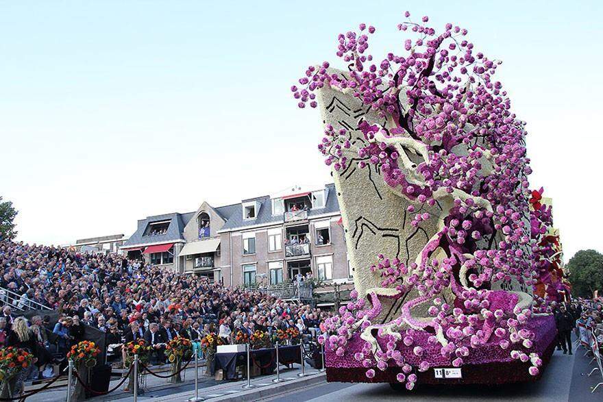 A Holanda celebra Vincent Van Gogh em um desfile com carros alegóricos floridos.