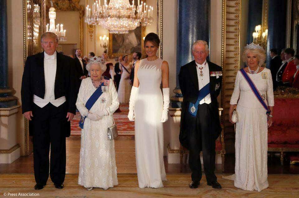 Rainha Elizabeth II recebe Trump em banquete de Estado.