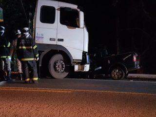 Motorista de carro morre em colisão frontal com carreta na BR-262