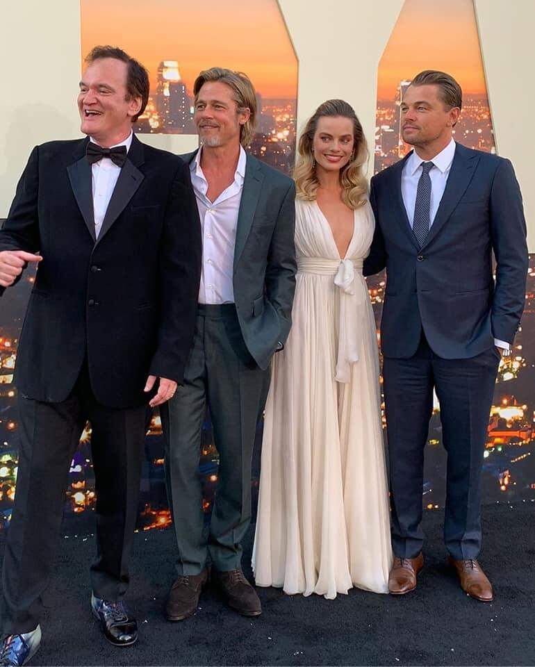 Margot Robbie posa com Leonardo DiCaprio e Brad Pitt no Once Upon a Time na estreia de Hollywood