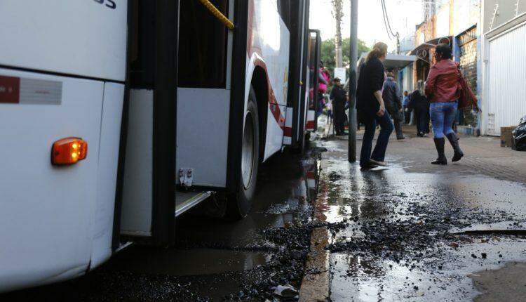 Buraqueira e poças d’água em frente a Peg Fácil revoltam passageiros no Centro