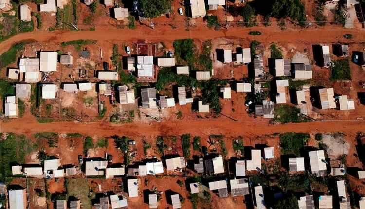 Dois meses após notificação, moradores de favela esperam por realocação