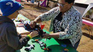 Confecção de bonecas Abayomi encanta crianças na abertura da Flib