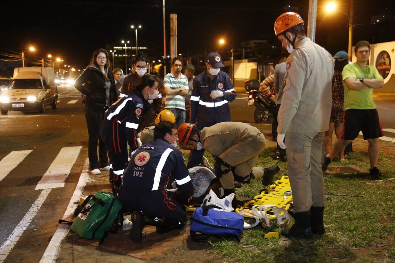 Acidente entre CB300 e Citroen deixa motociclista desorientado na Fernando Correa