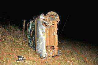 Motorista capota, arrebenta cerca de fazenda e abandona carro em pastagem