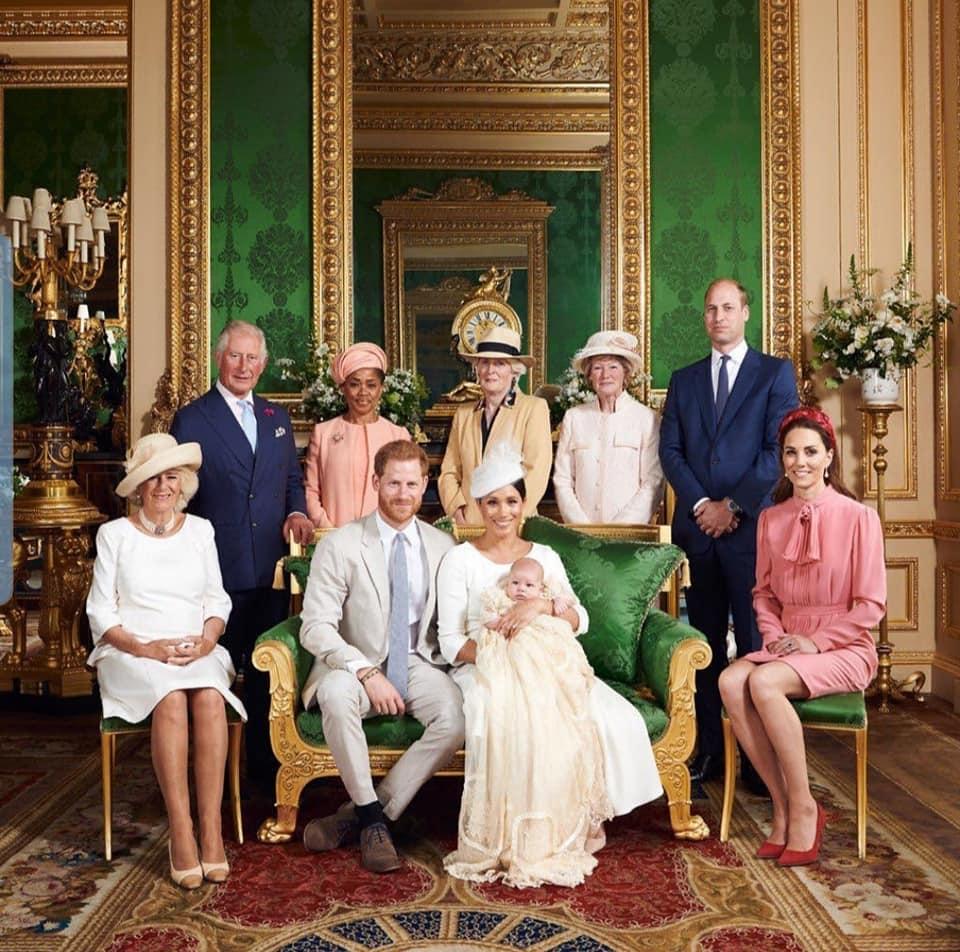 Família Real britânica divulga foto de batizado de Archie, filho de Meghan e Harry.