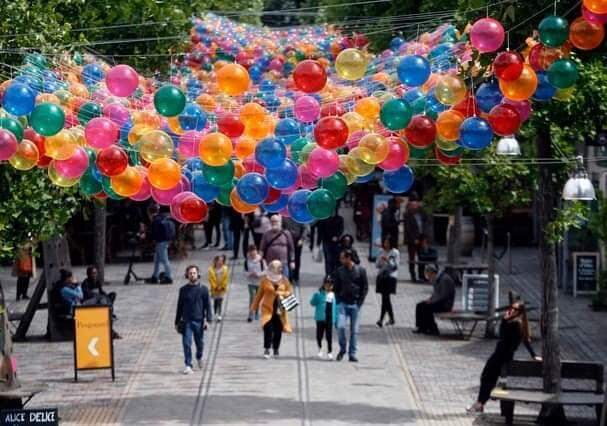 Há uma rua com um "céu" de 3.200 balões coloridos em Paris